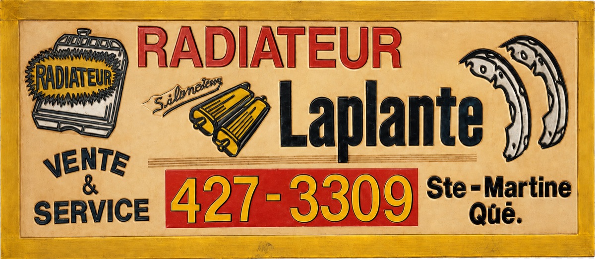 L'enseigne peinte à la main du garage : « Radiateur Laplante, vente & service, 427-3309, Ste-Martine, Qué. »