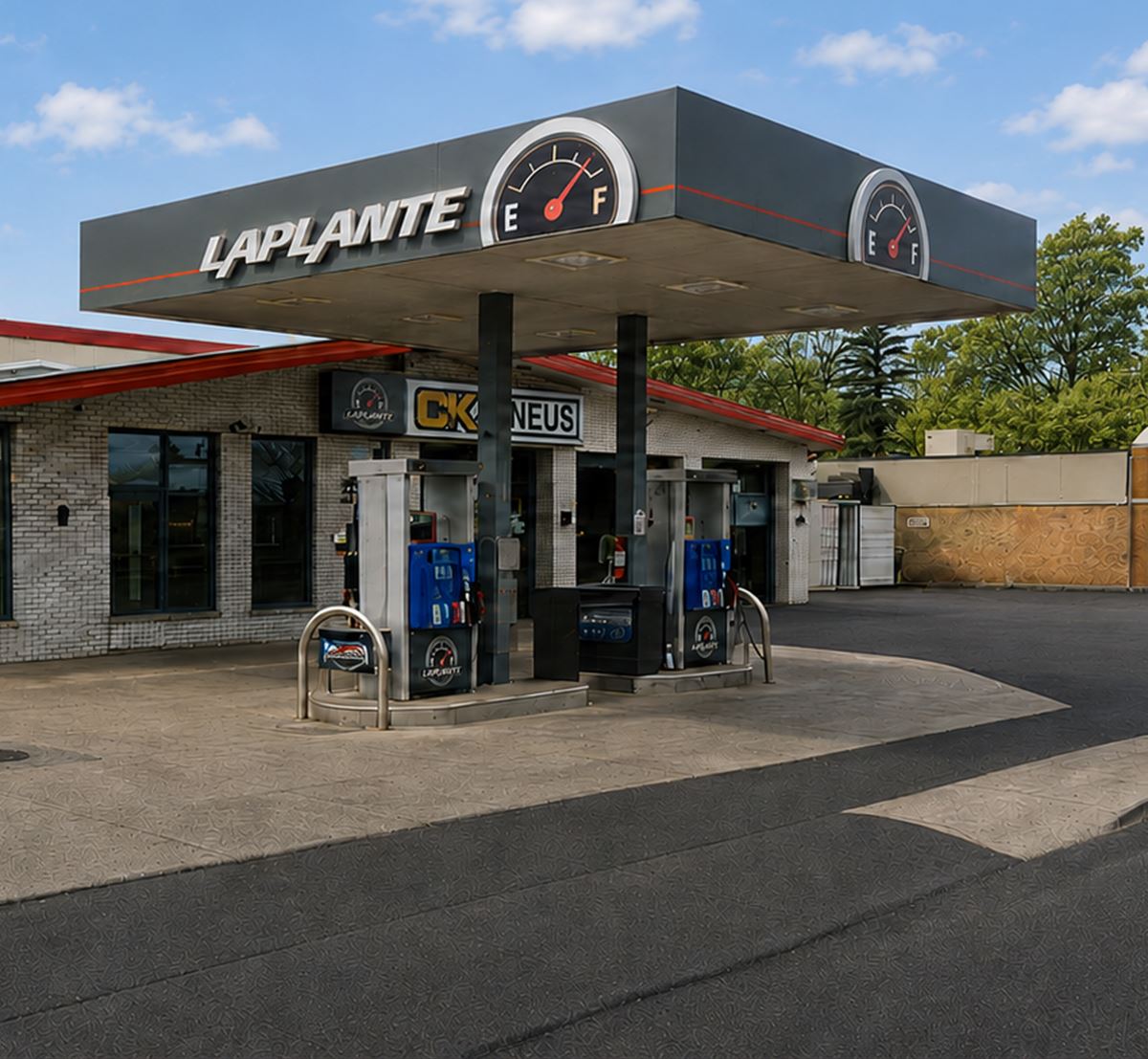 Baies de service et enseigne du Garage Laplante à Sainte-Martine
