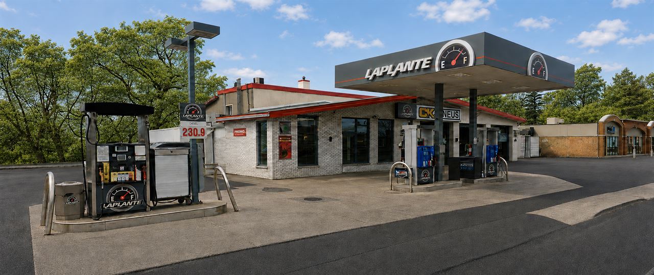 Le Garage Laplante de Sainte-Martine, ses pompes à essence et ses baies de service
